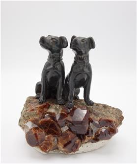 Hundepaar aus Bronze auf Granatsockel