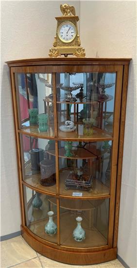 Seltene Eckvitrine, Kirschholz