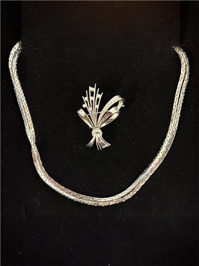 Kette und Brosche